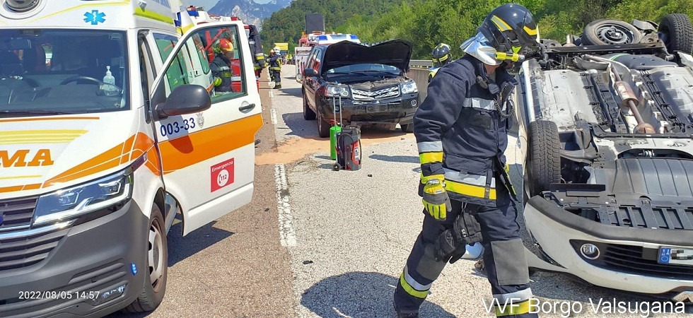 Incidente sulla ss47 “della Valsugana”: nello scontro un’auto si ribalta, coinvolto anche un mezzo pesante